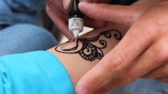 Lubisz tatuaże z henny? Koniecznie przeczytaj zanim je zrobisz - informacja&#8230;