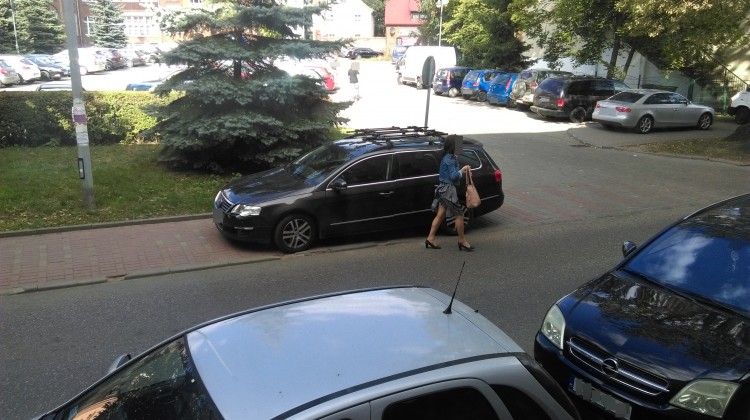 Mistrzowie(nie tylko)parkowania na chodniku przy ul. Żeromskiego w Malborku&#8230;