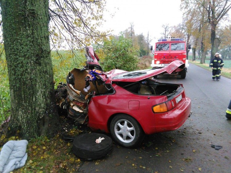 23-letni kierowca zginął na miejscu po zderzeniu z drzewem. Weekendowy&#8230;