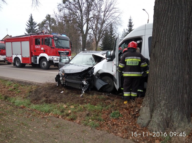 Bus zderzył się czołowo z volkswagenem. Trzy osoby w szpitalu! - 15.11.2016