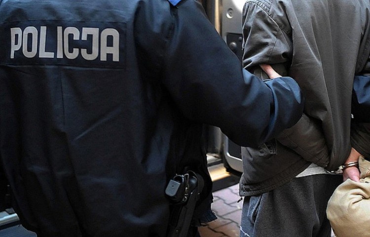 Po pijaku chciał ukraść samochód. Pojazd wylądował w rowie, a sprawca za kratkami – 27.12.2016