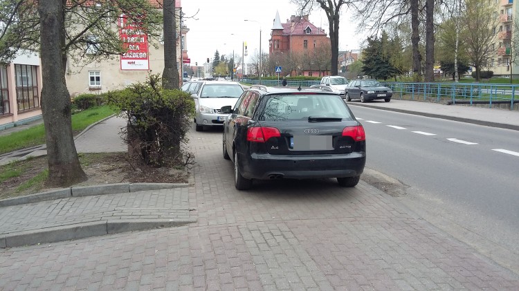 Mistrzowie(nie tylko)parkowania na chodniku przy ul.Mickiewicza w Malborku&#8230;