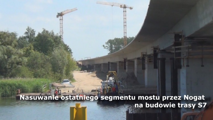 Jazowa: Nasuwanie ostatniego segmentu mostu przez Nogat na budowie trasy&#8230;