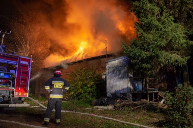 Pożar domu w Marynowach. Spłonęła 1/4 budynku.