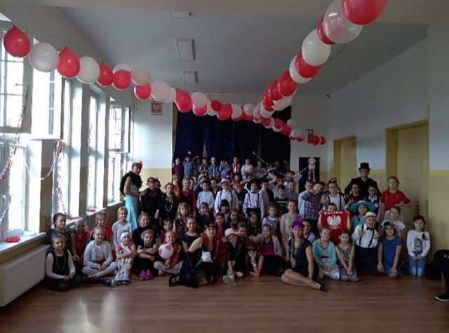 Malbork: Bal w Szkole Podstawowej nr 2 z okazji 100.rocznicy odzyskania&#8230;