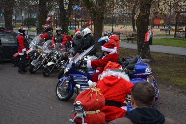Jarmark Świąteczny: Mikołaje na motocyklach w Nowym Dworze Gdańskim.