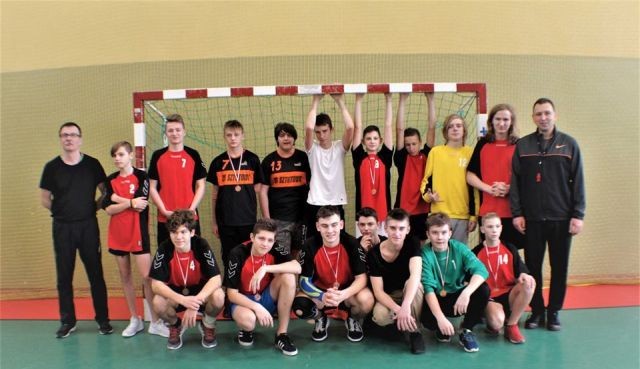 III miejsce drużyn z SP w Sztutowie na Mistrzostwach Powiatu w Piłce&#8230;