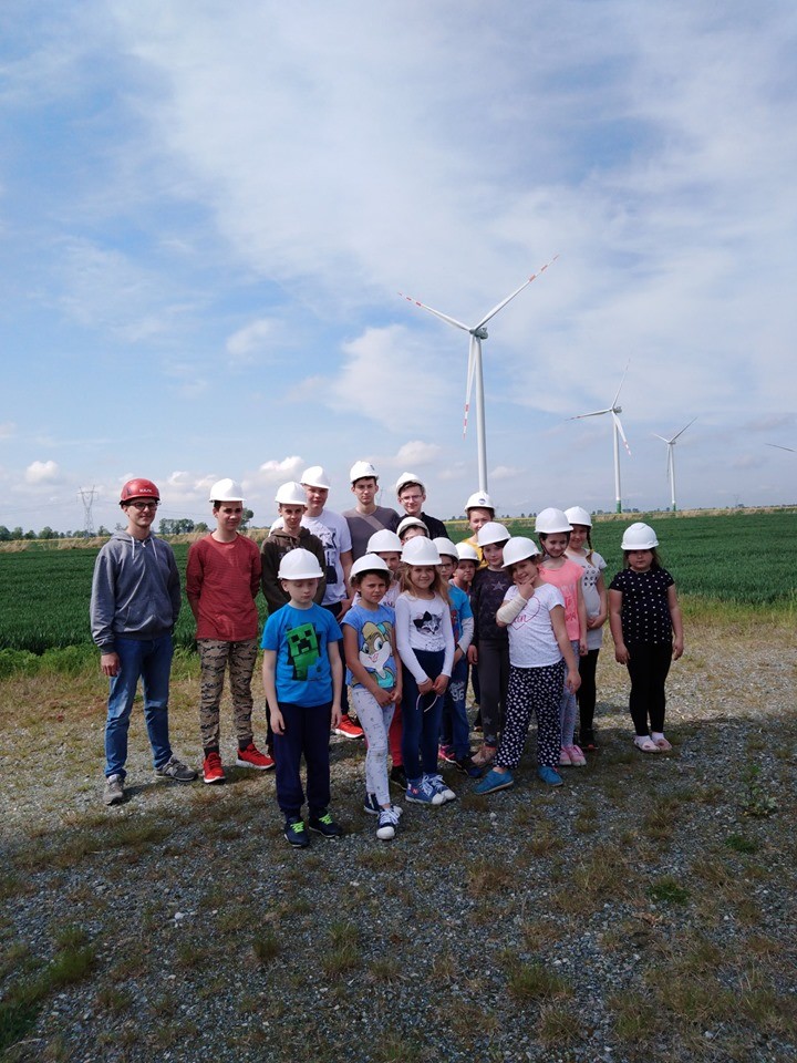 Uczniowie z ZS Tujsk odwiedzili Farmę Wiatrową