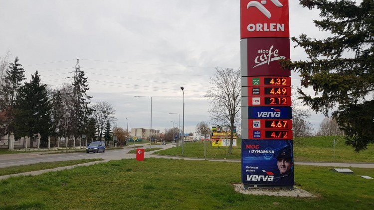 PKN Orlen obniża maksymalnie ceny paliw na stacjach. Czy w ślad za nim&#8230;