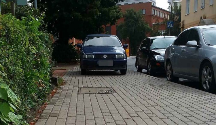Mistrzowie(nie tylko)parkowania w pobliżu kwiaciarni przy ul. E. Orzeszkowej&#8230;