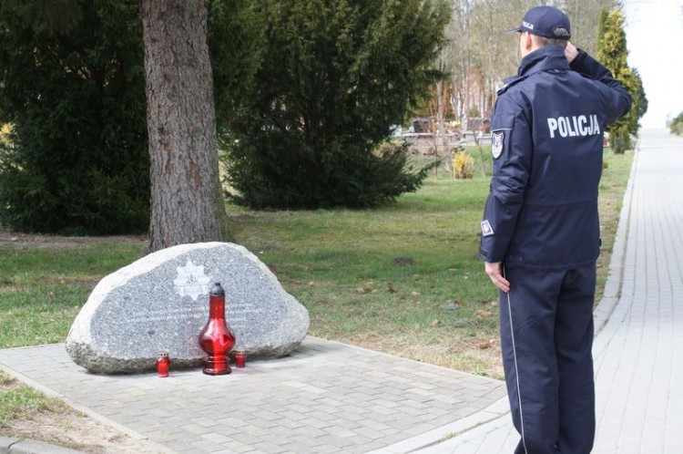 Komendant Powiatowy Policji w Malborku oddał hołd pamięci ofiarom Zbrodni&#8230;